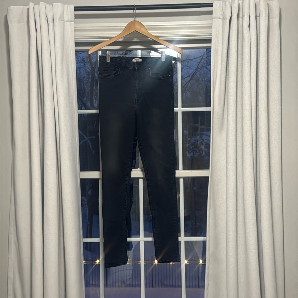 Forever 21 Size 28 Black Skinny Leg Jeans with Stretch